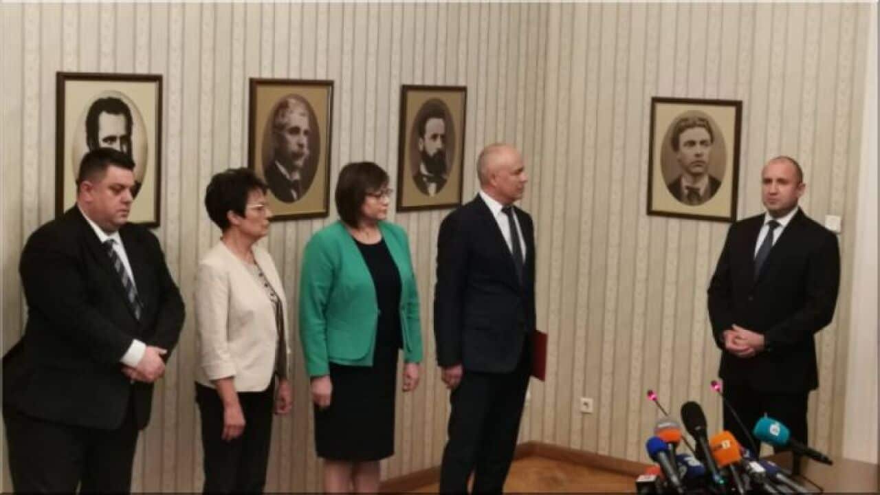 Президентът Румен Радев връчи третия мандат за съставяне на правитеслтво на парламентарната група на "БСП за България".