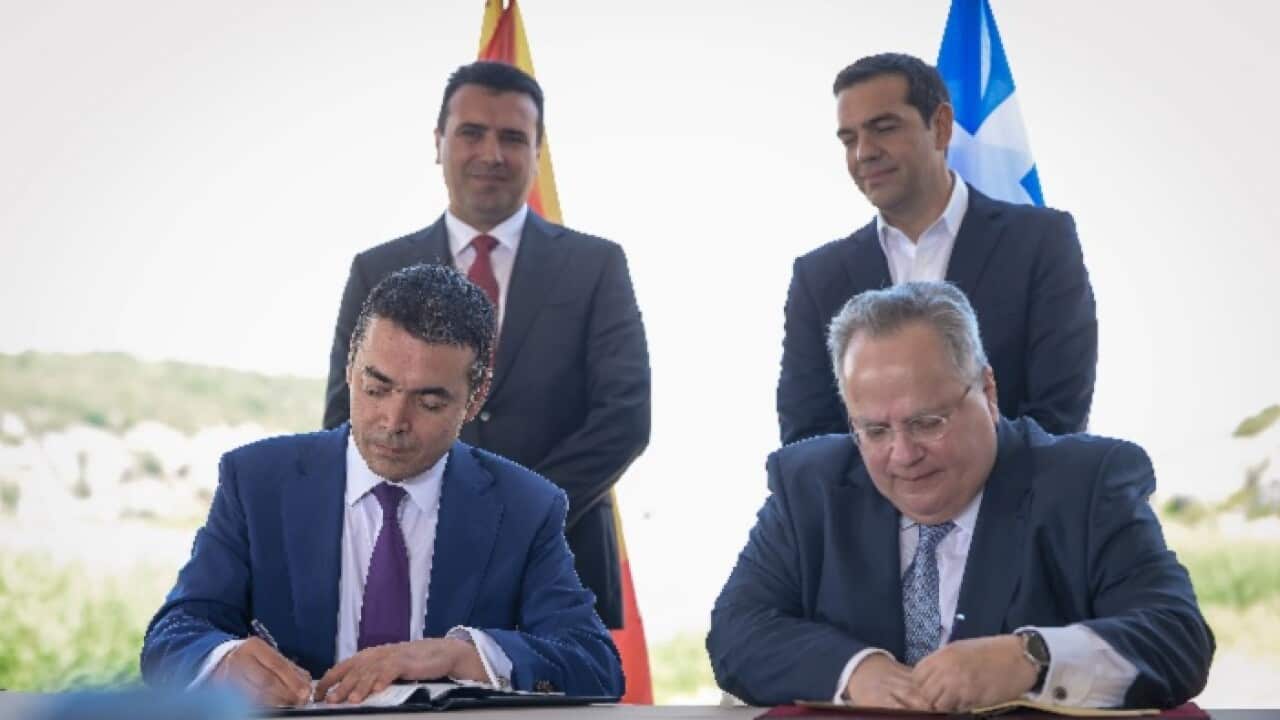 The Foreign Ministers of the two countries, Nikola Dimitrov and Nikos Kotzias, sign the agreement before the Prime Ministers Zoran Zaev and Alexis Tsipras,