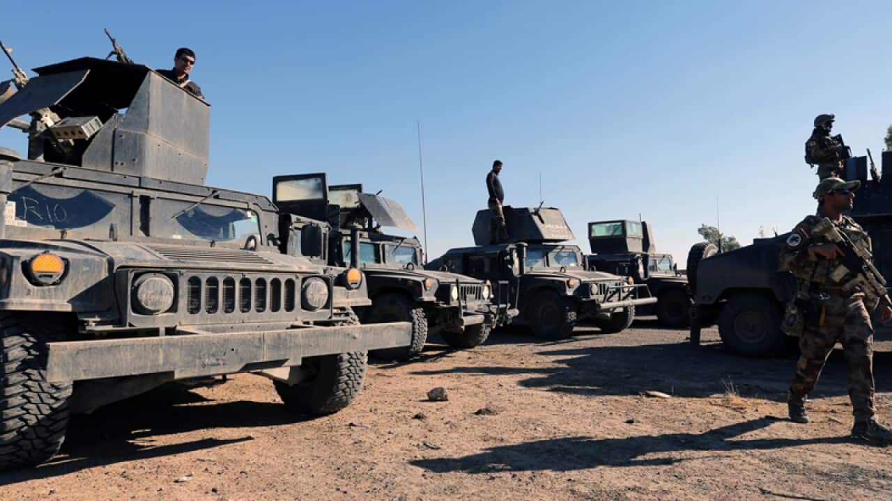 Iraqi soldiers take up position near Mosul