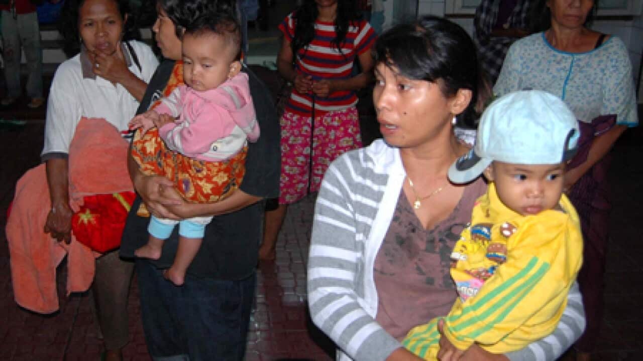 indonesia_tsunami_fleeing_101027_B_epa_2065153018