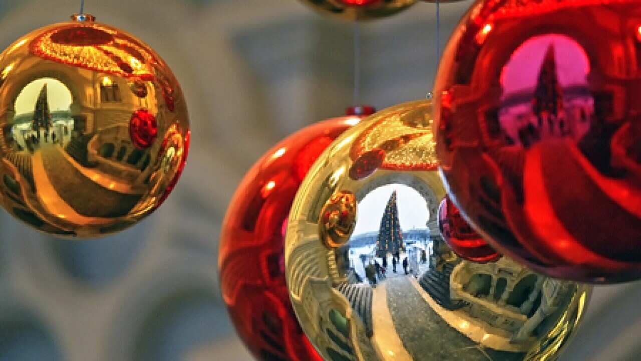 christmas_decorations_b_1612_aap_1262709147