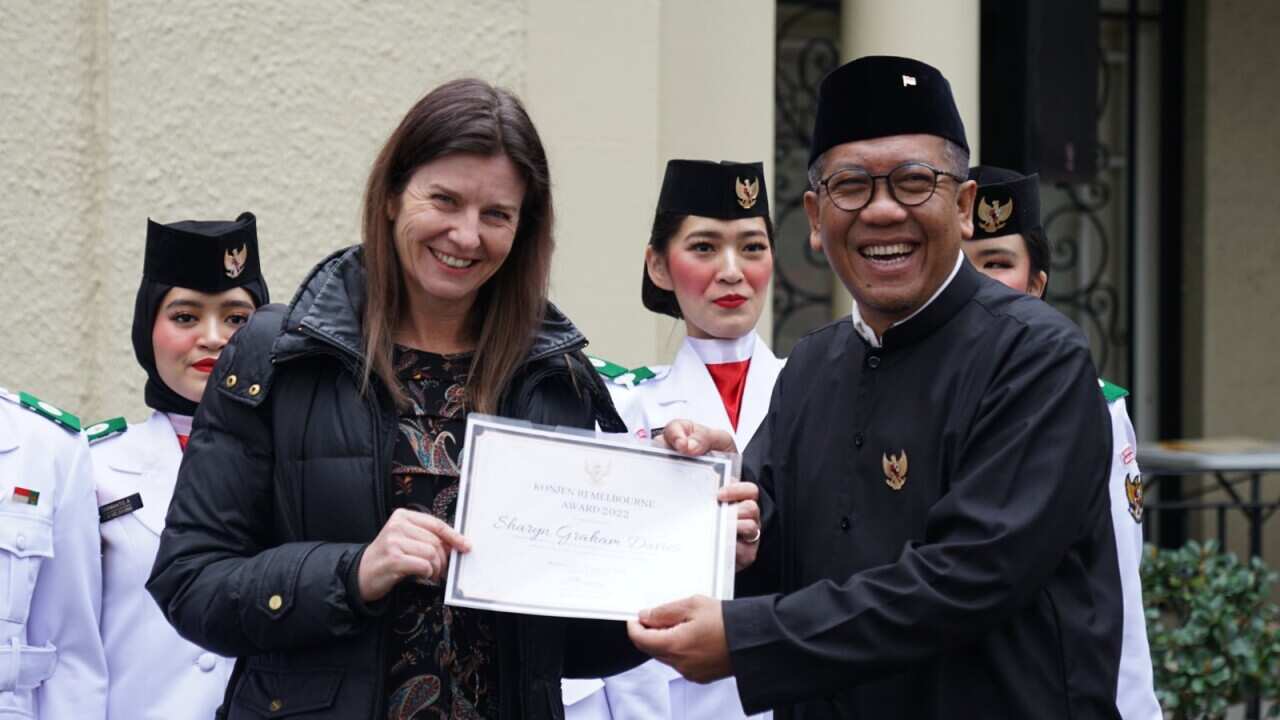 Associate Professor Sharyn Davies poses with Mr. Kuncoro Waseso, the Indonesian Consul General for Victoria and Tasmania after receiving the award, 17 Aug 2022.