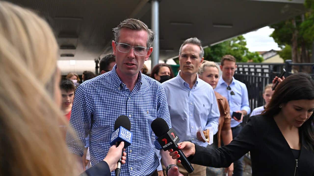 Kiongozi wa NSW Dominic Perrottet, azungumza na waandishi wa habari akiwa na mgombea wa Liberal Tim James, nje ya kituo chakupigia kura