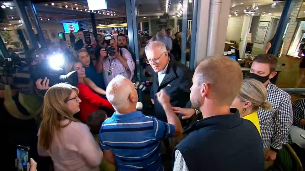 نخستوزیر اسکات موریسن هنگام بازدید از یک میخانه در نیوکاسل