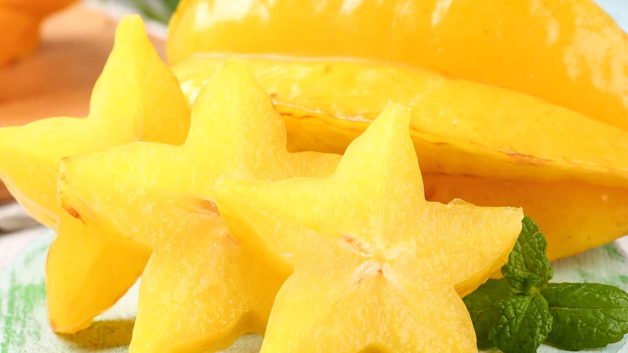 There are Fujian carambola on the wooden mat