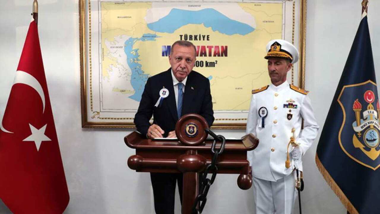 H επίμαχη φωτογραφία του Ταγίπ Ερντογάν με τον χάρτη που απεικονίζει ως τουρκικό το μισό Αιγαίο.