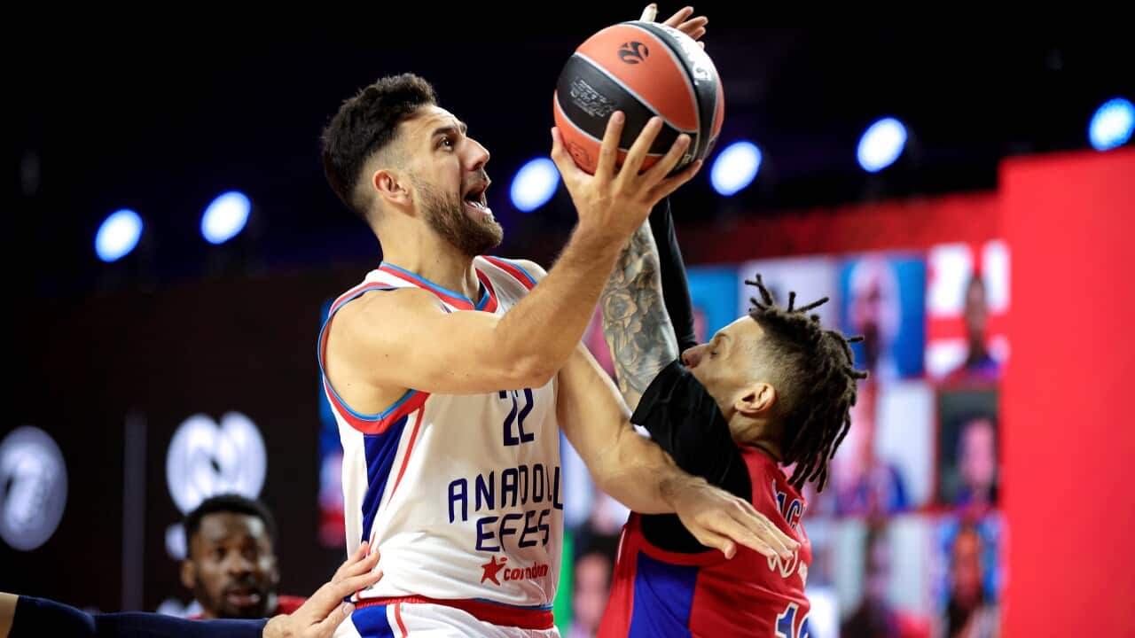 epa09233584 Vasilije Micic of Anadolu Efes Istanbul (L) in action against Daniel Hackett of CSKA Moscow (R) during the EuroLeague basketball semifinal match between CSKA Moscow and Anadolu Efes Istanbul in Cologne, Germany, 28 May 2021. EPA/FRIEDEMANN VO