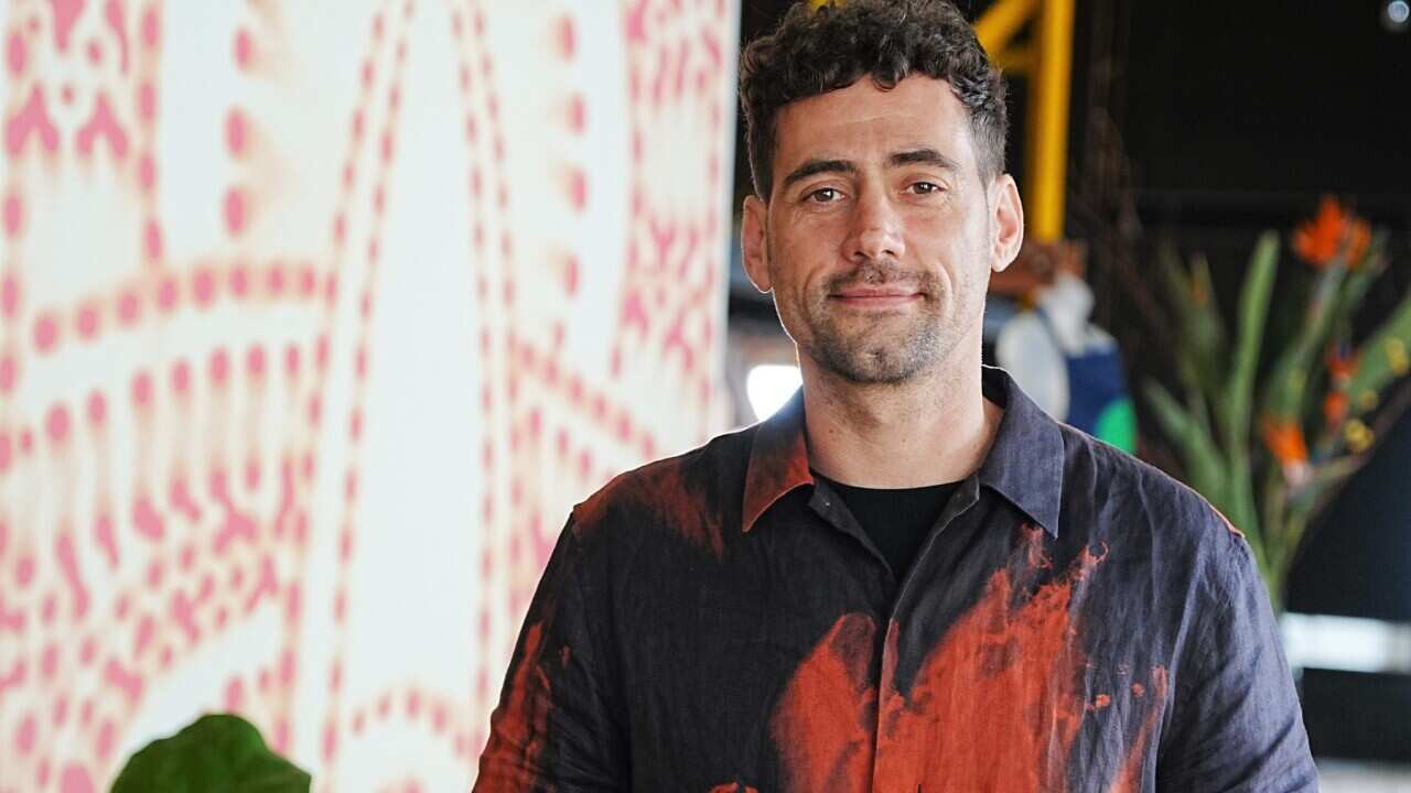 Chef Chris Jordan teaches young Indigenous people about native foods and their uses (SBS-Jesmine Cheong).jpg