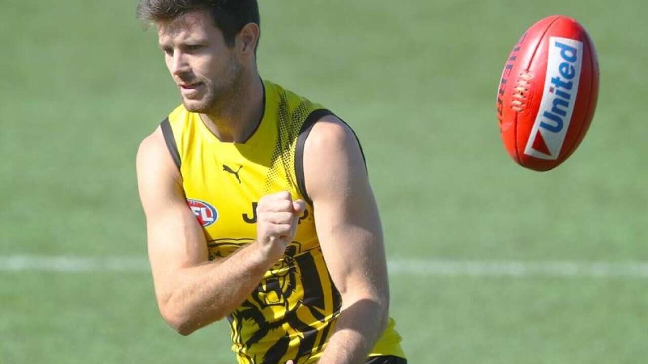 Richmond Tigers player Trent Cotchin passes the ball