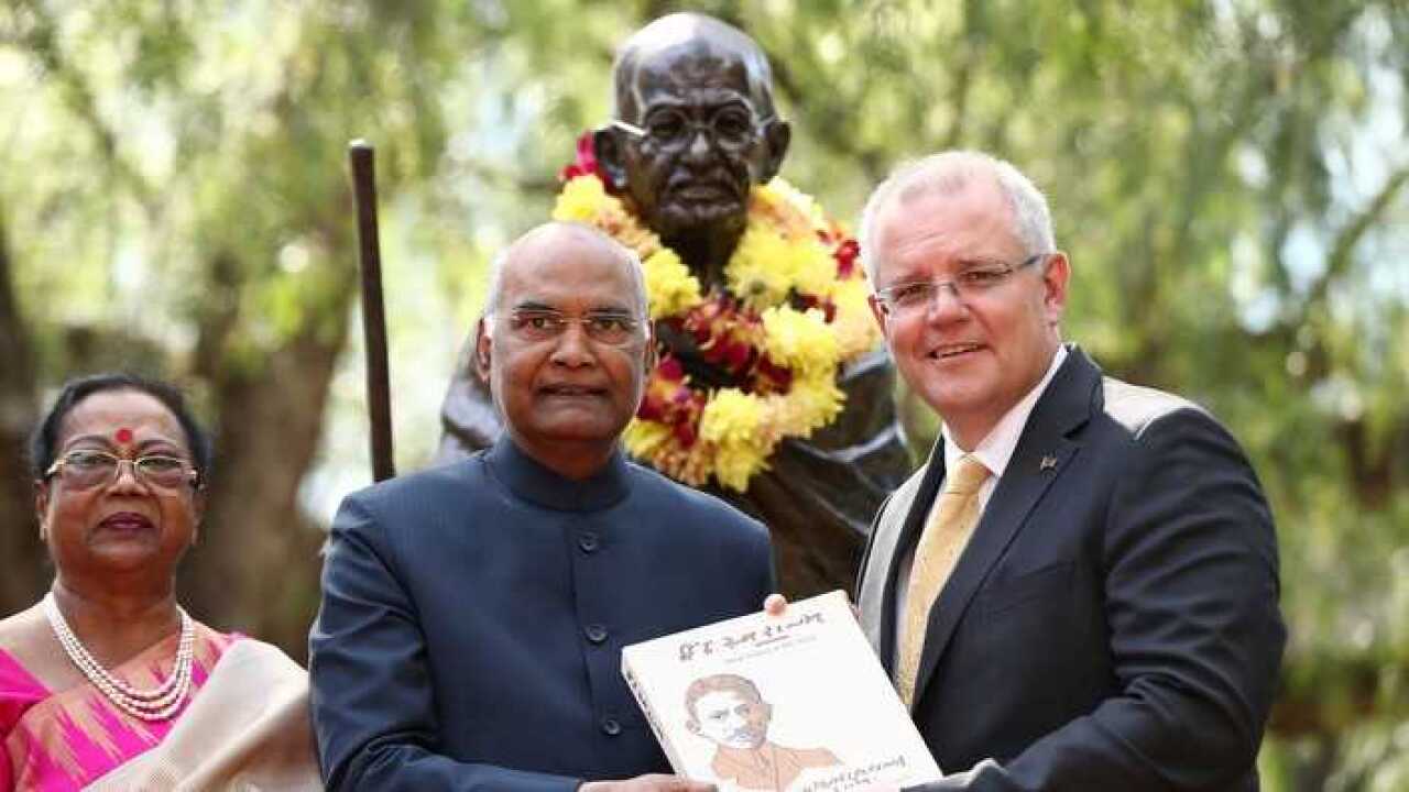 Indian President unveils Gandhi statue