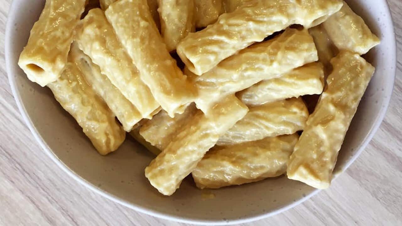 Pasta with hummus sauce.