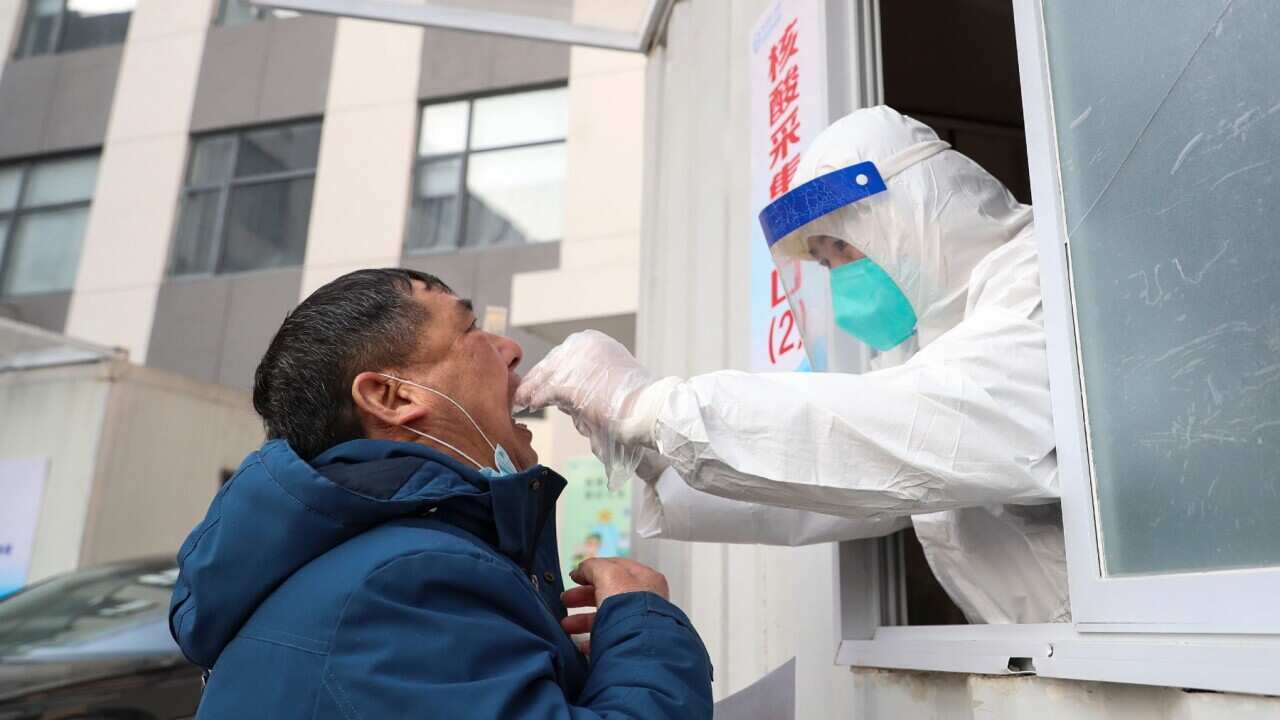 Un cittadino cinese si sottopone al test all'ospedale di Huai'an, nella provincia di Jiangsu.