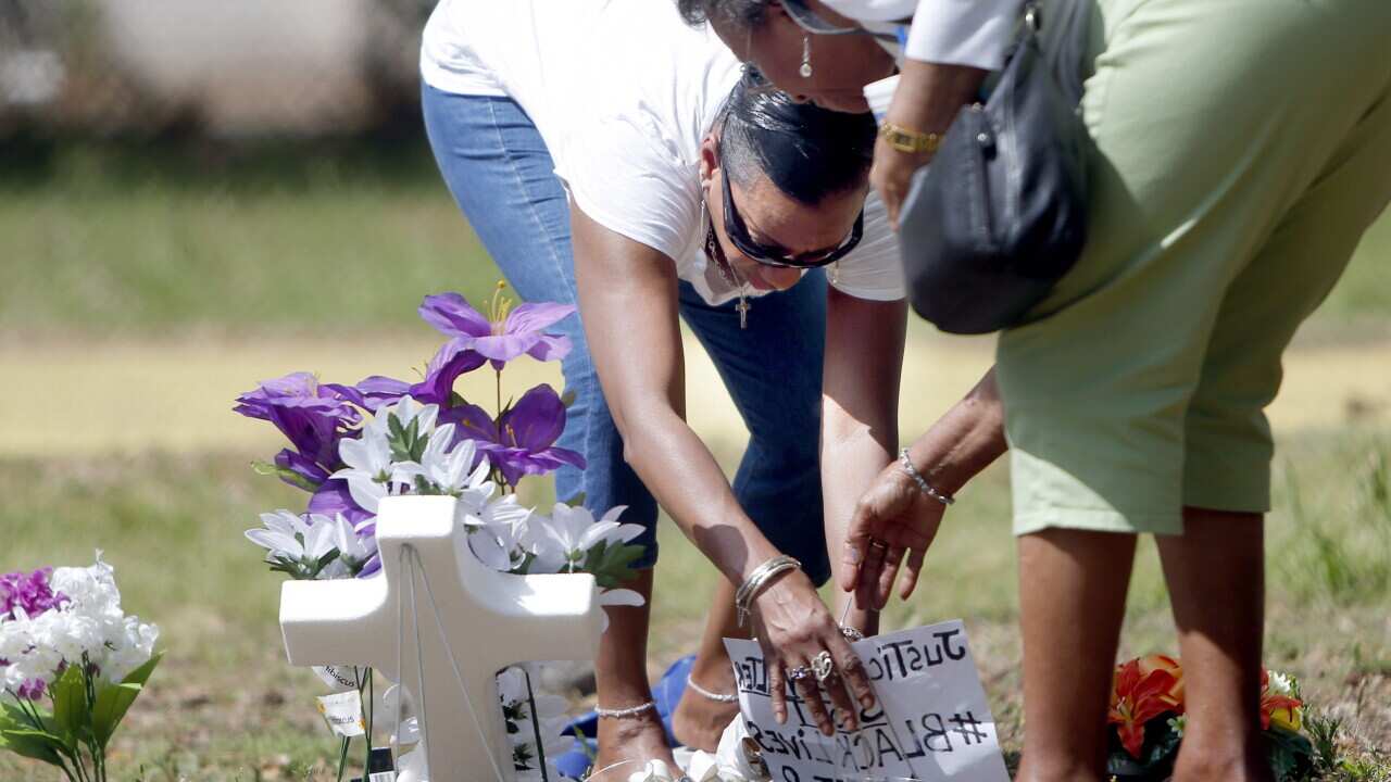People at a small memorial on the site where Walter L. Scott, 50, was shot by a white police officer in North Charleston, South Carolina, USA (EPA/STEPHEN B. MORTON)