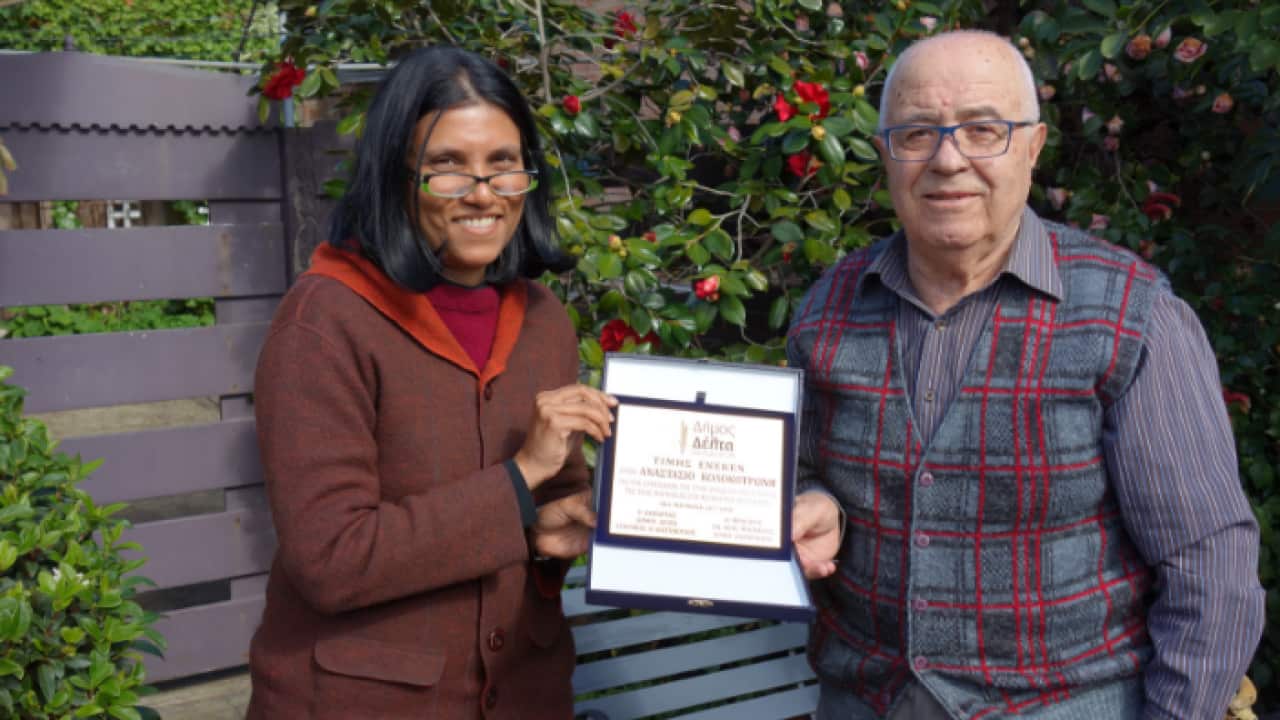 H σύζυγος του Αθανάσιου Τσάκωνα, Ανόμα Πιέρι, παρέδωσε το βραβείο στο σπίτι του κ. Κολοκοτρώνη στη Μελβούρνη.