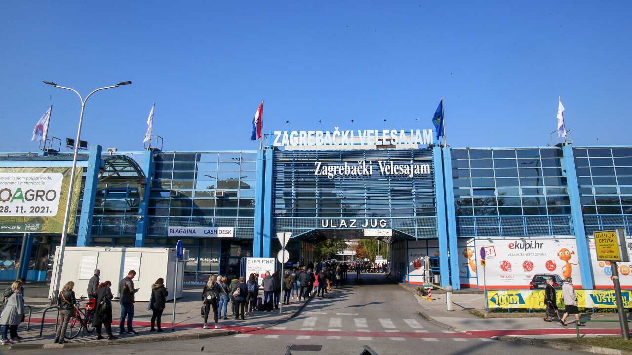People are waiting in the line for vaccinations against the coronavirus disease (COVID-19) at Zagreb Fair, in Zagreb, Croatia, on October 28, 2021. Photo: Matija Habljak/PIXSELL.