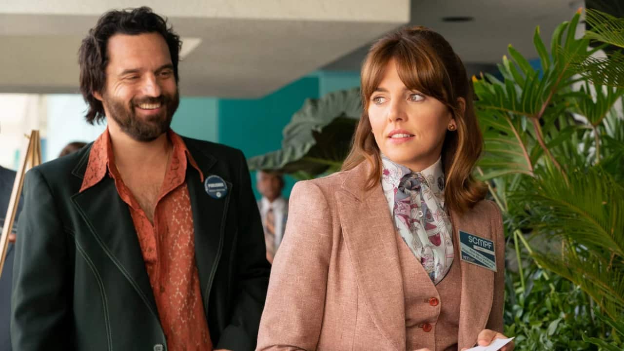 Jake Johnson as Doug and Ophelia Lovibond as Joyce Prigger in 'Minx'.