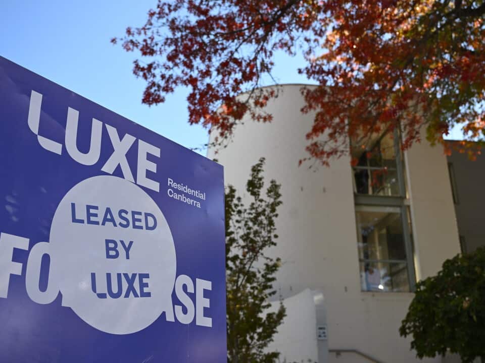 LEASE SIGN STOCK