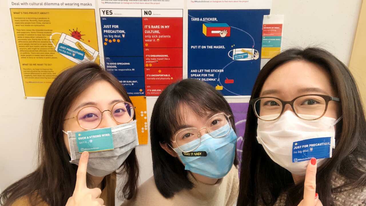 口罩贴纸宣传活动发起人之一樊星雨(中)和朋友们。