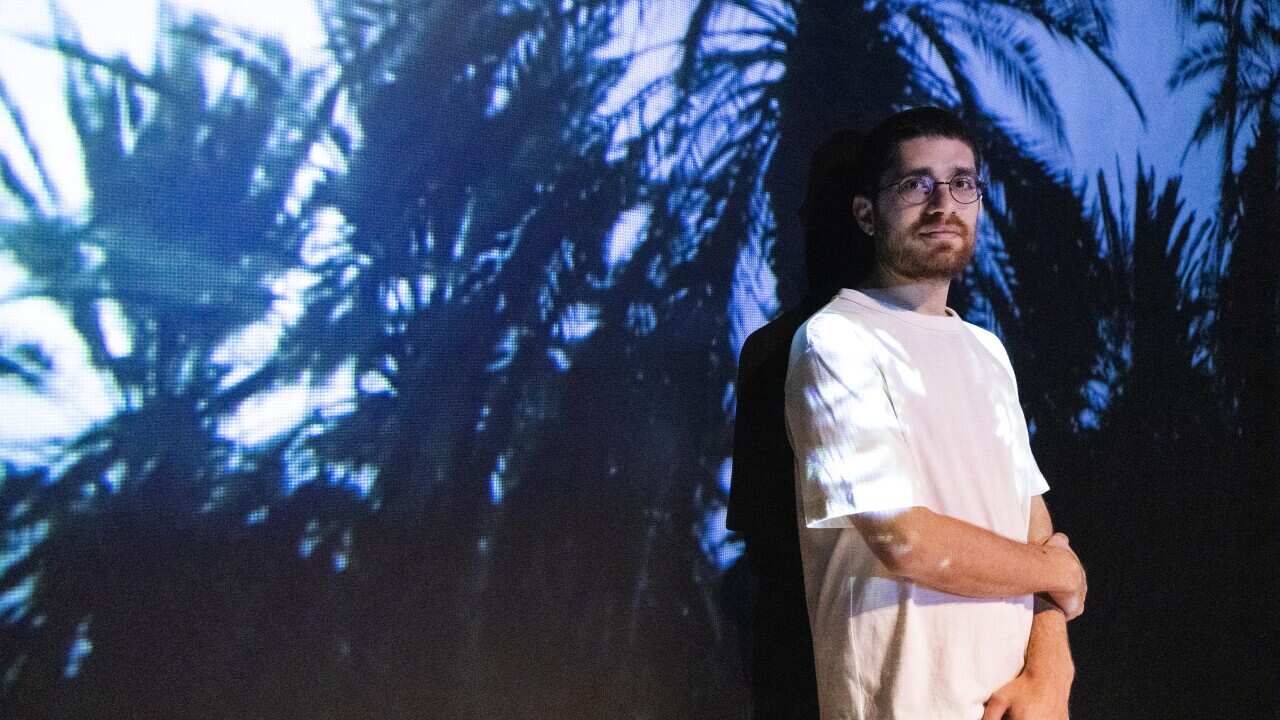 Recollections - דור זליכה לוי על רקע פרט מתוך התערוכה