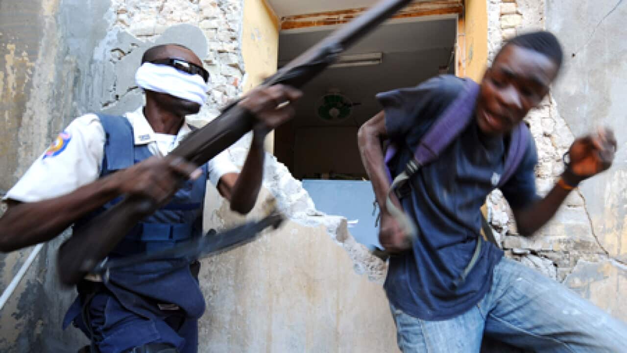 haiti_gun_looter_100122_B_getty_1114112893