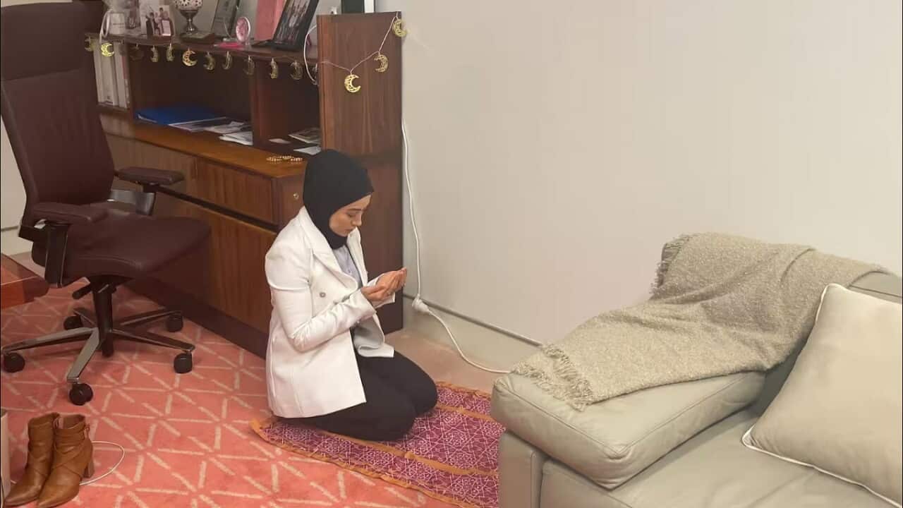 Senatör Payman orucunu açtıktan sonra akşam namazını kılıyor (SBS News).jpg
