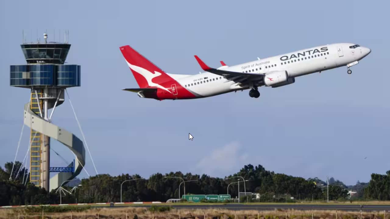 Qantas has flagged flight disruptions between Hong Kong and Australia.png