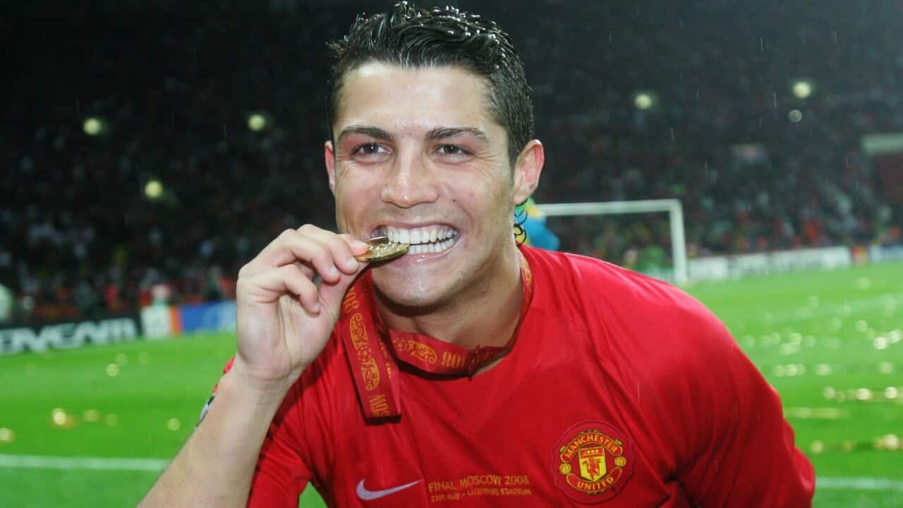 Cristiano Ronaldo besa una medalla ganada con el Manchester United.