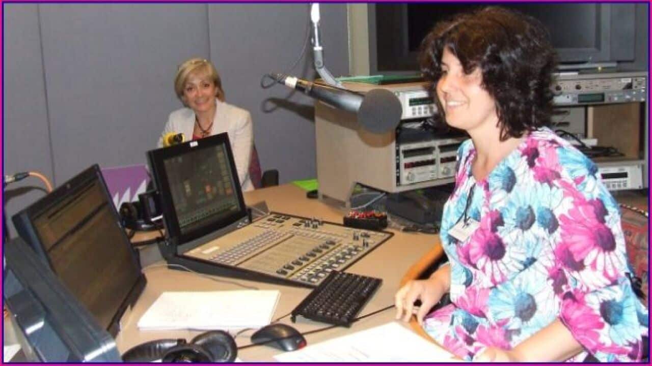 Дияна Копринкова (в дясно) в студиото на радио SBS с Фили Ладжман (в дъното).