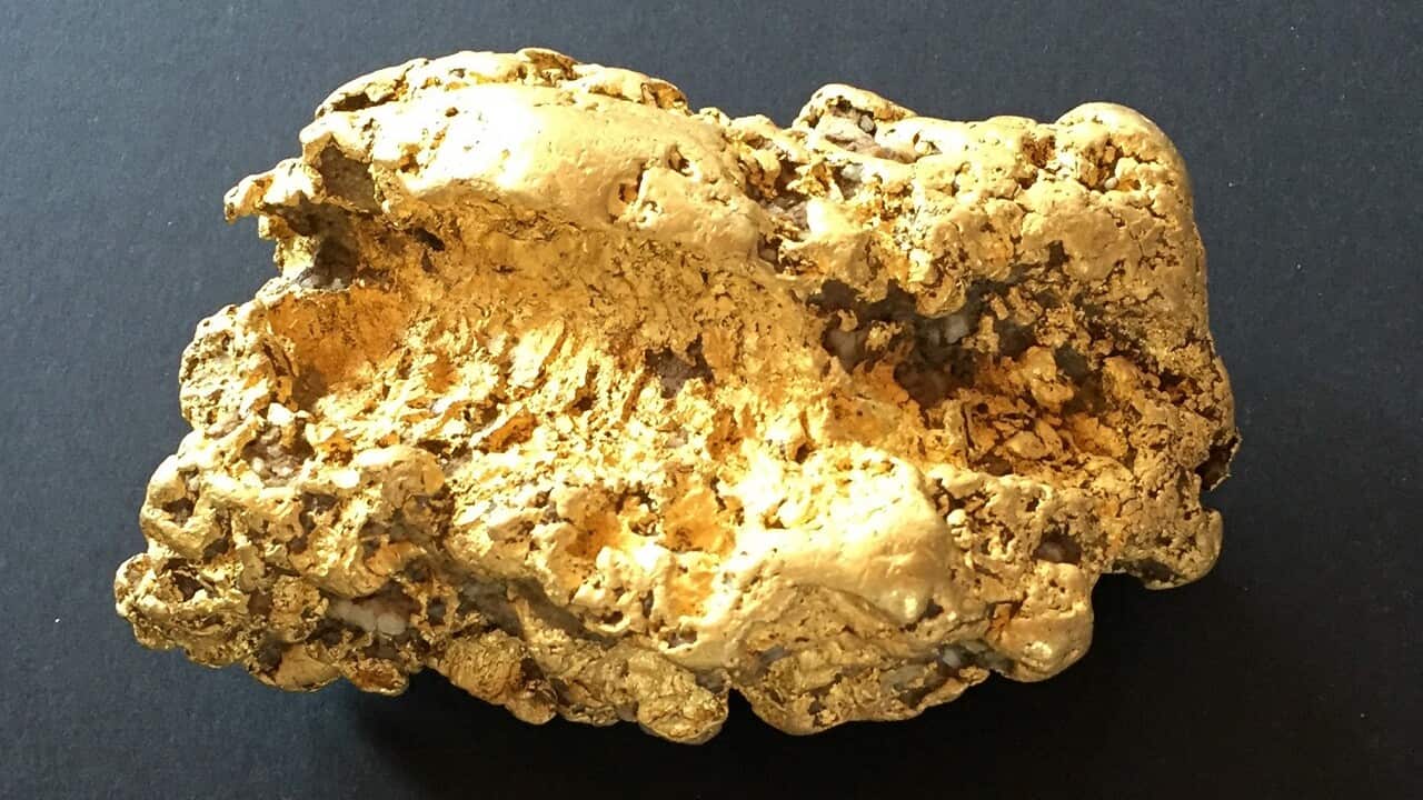 The two-kilogram gold nugget.