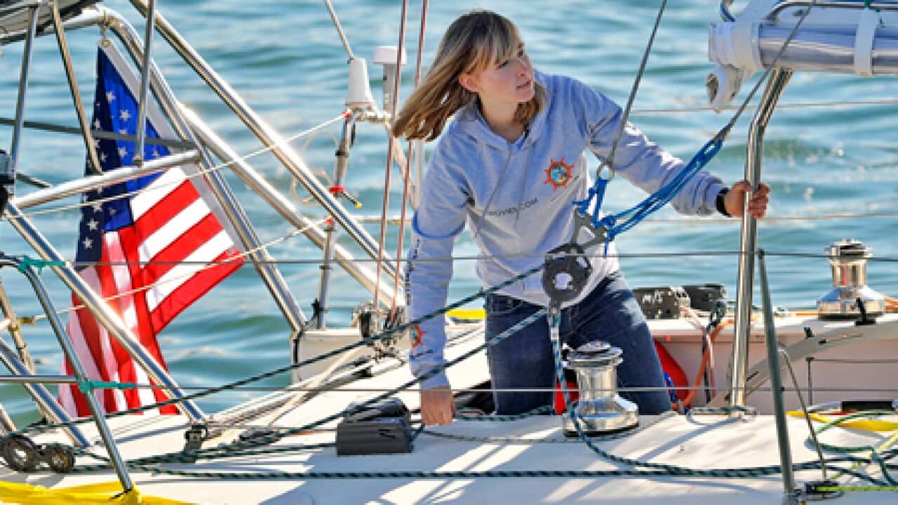 GIRL-SOLO-VOYAGE-LA101_178424414