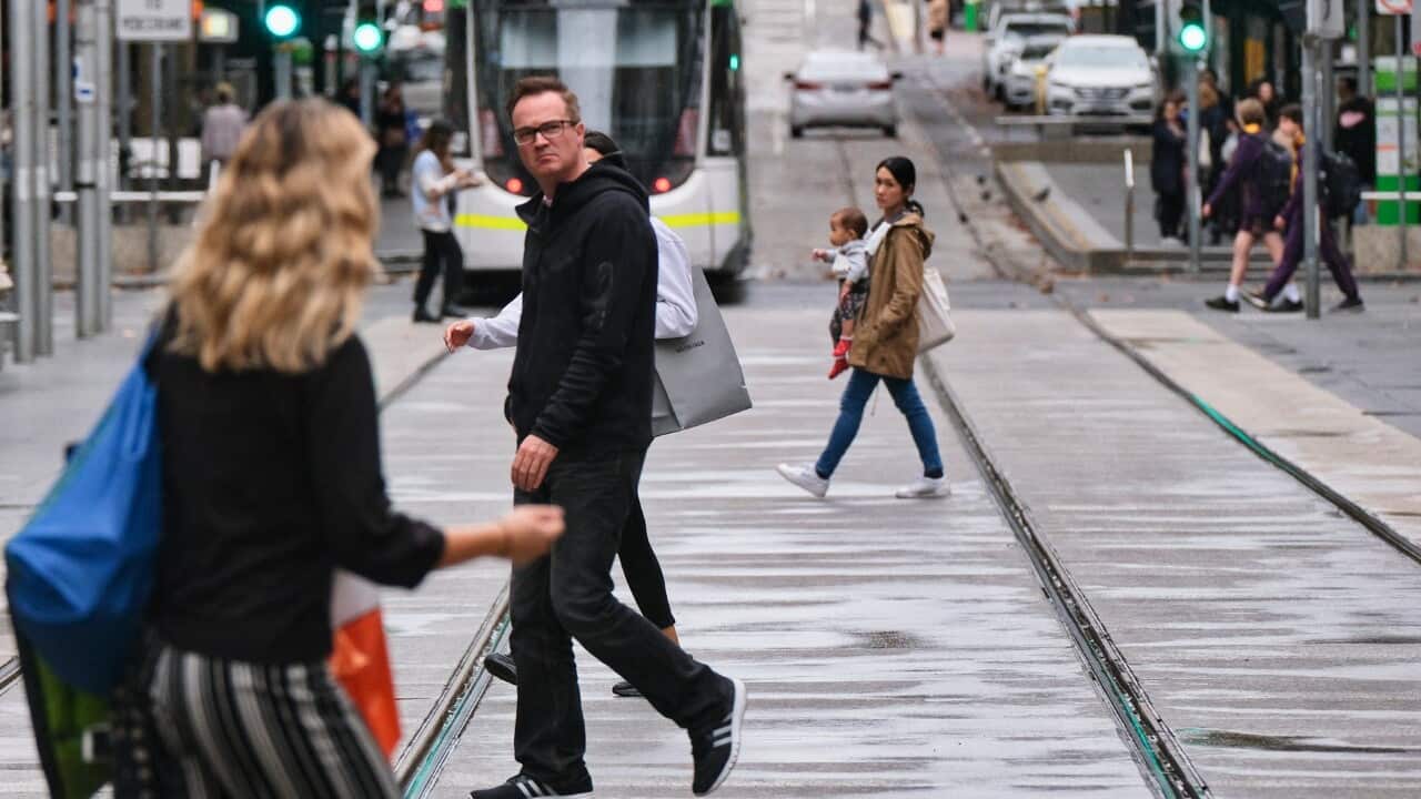 Melbourne'de yürüyen yayalar