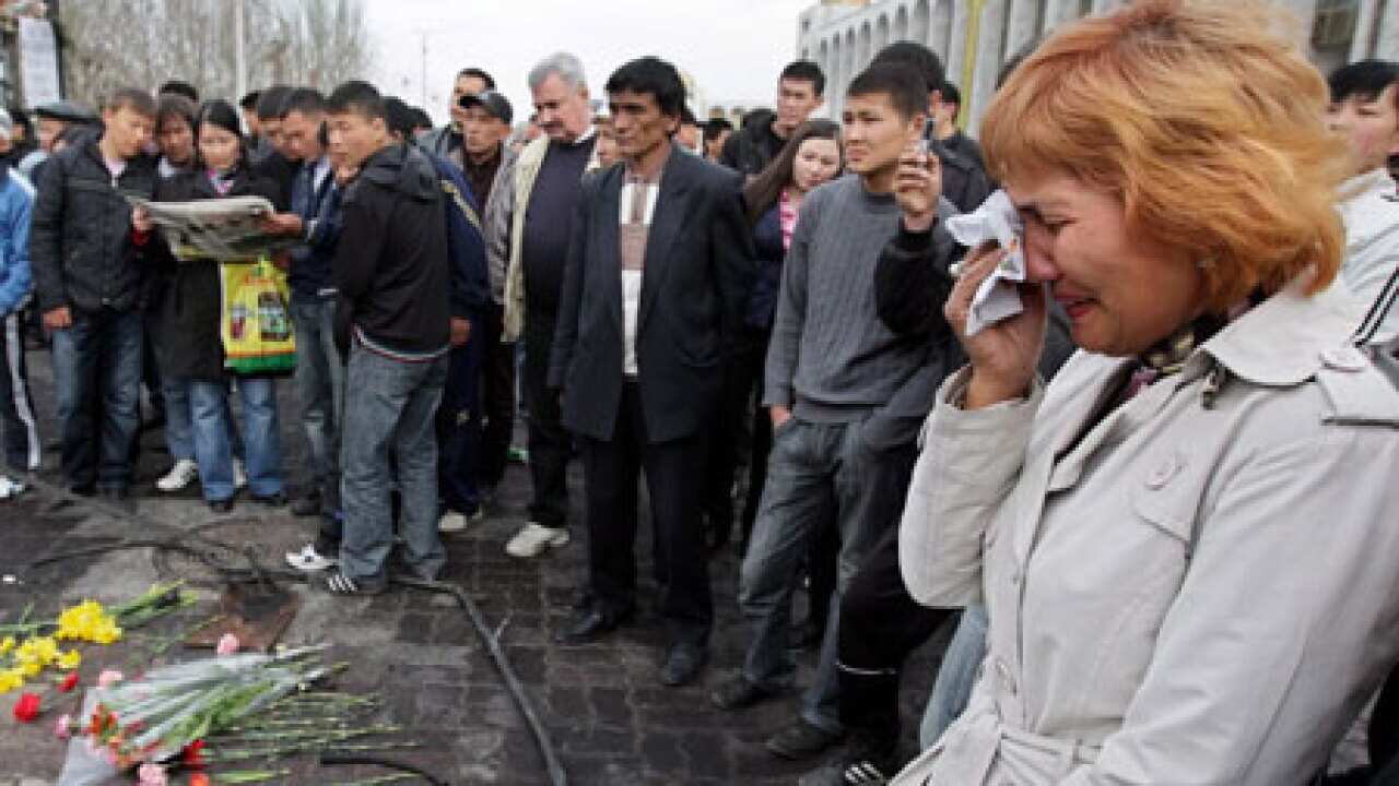 Kyrgyzstan_mourners_100410_L_aap_985621270