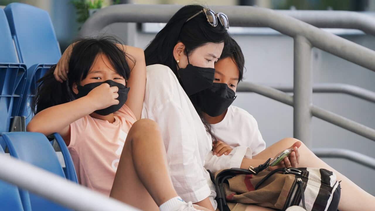 Spectators wear face masks to combat smoke haze during an Australian Open practise session at Melbourne Park in Melbourne, Wednesday, January 15, 2020. (AAP Image/Michael Dodge) NO ARCHIVING, EDITORIAL USE ONLY