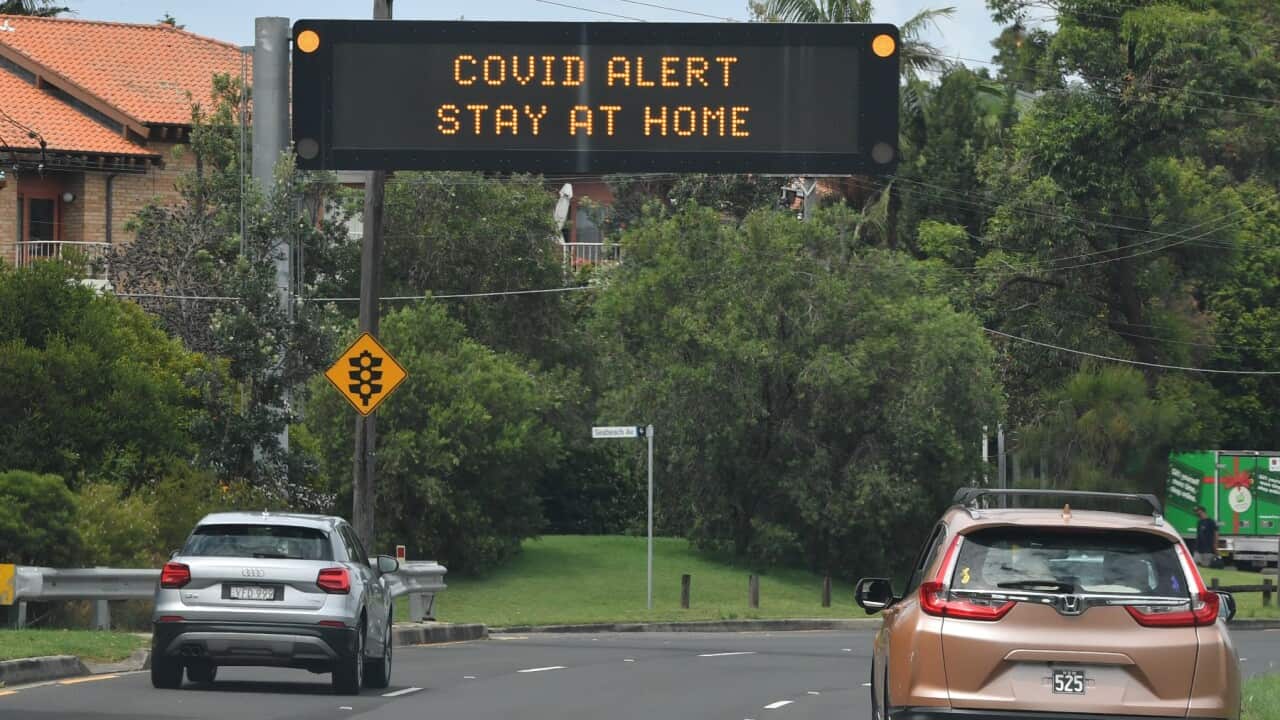 Letrero en Sídney que índica a la población de mantenerse en sus hogares por aumento de casos de coronavirus.