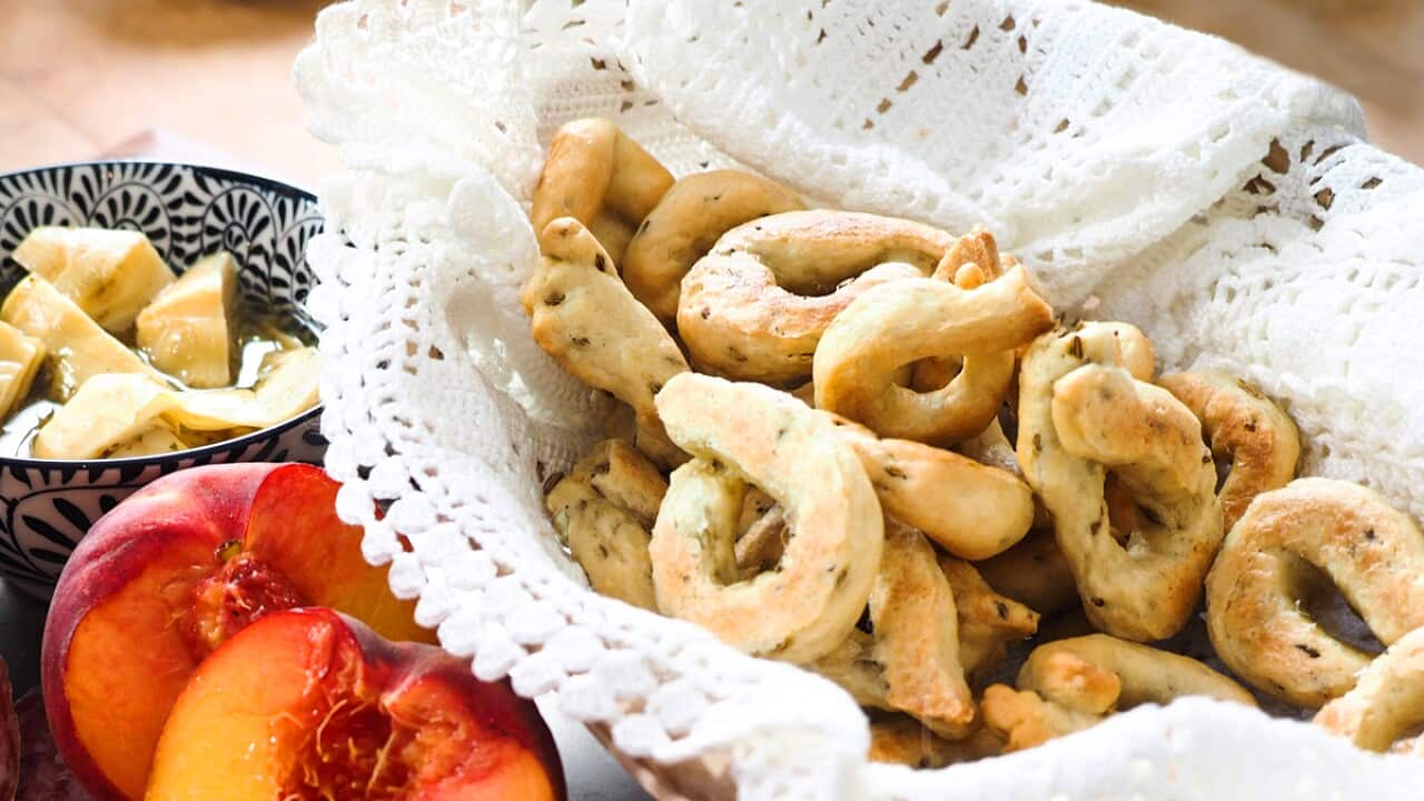 White wine and olive oil crackers (taralli al vino)