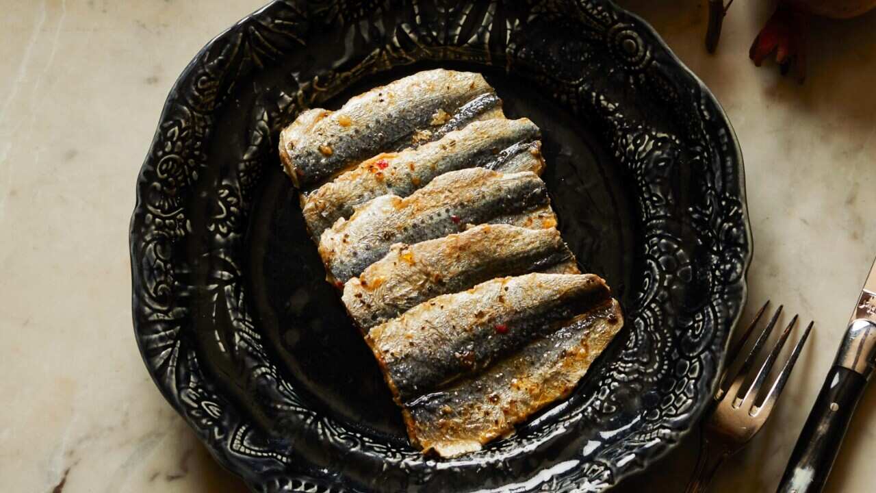 "Sarde in saor" in dialetto veneto significa "sarde insaporite" dalla cipolla e dall'aceto, pinoli e uvetta.