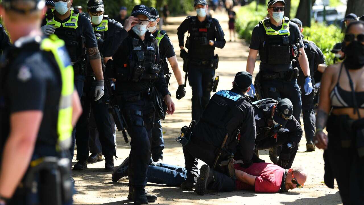 Policía de Victoria detiene a trotestantes cerca de Royal Botanic Garden durante una protesta contra las vacunas obligatorias en Melbourne, Sábado, 2 de octubre, 2021, Source: AAP
