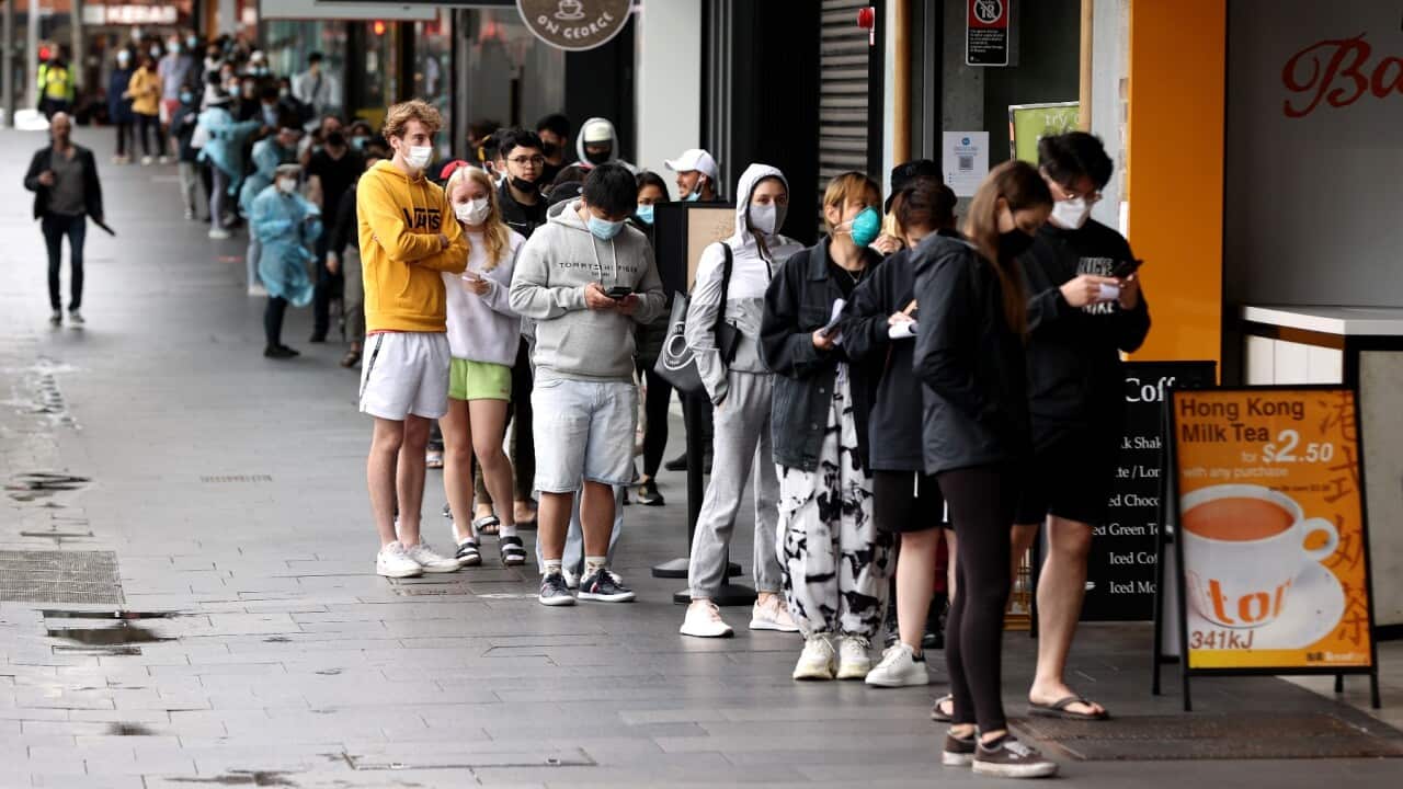 Ατελείωτες ουρές από άτομα πιθανώς μολυσμένα από τον κορωνοϊό σχηματίζονται έξω από τις μονάδες ελέγχου PCR.