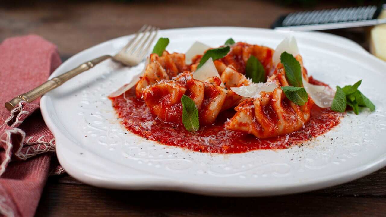 Pasta stuffed with potato, cheese and mint (culurgiones)