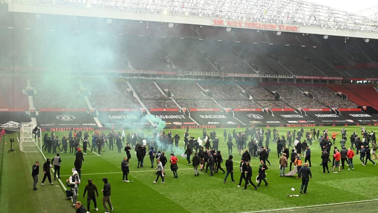 Mashabiki wa Manchester United waandamana dhidi ya wamiliki wa timu yao ndani ya uwanja wa Old Trafford