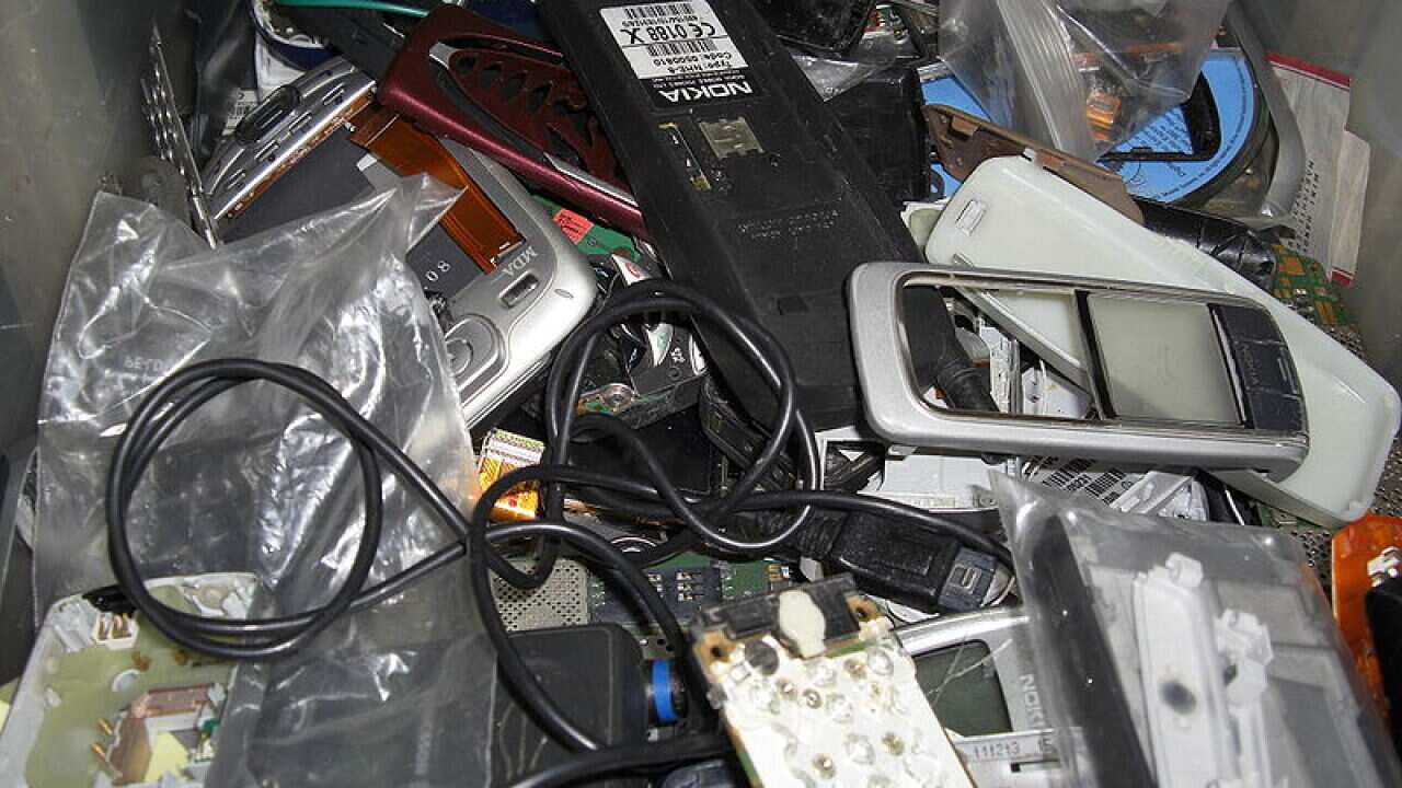Handy_schrott_mobile_phone_scrap.jpg