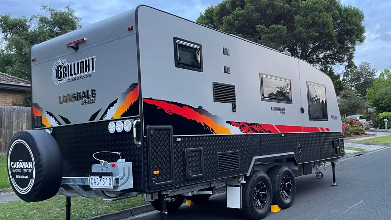 A caravan shooting from side angle - Dou Yang