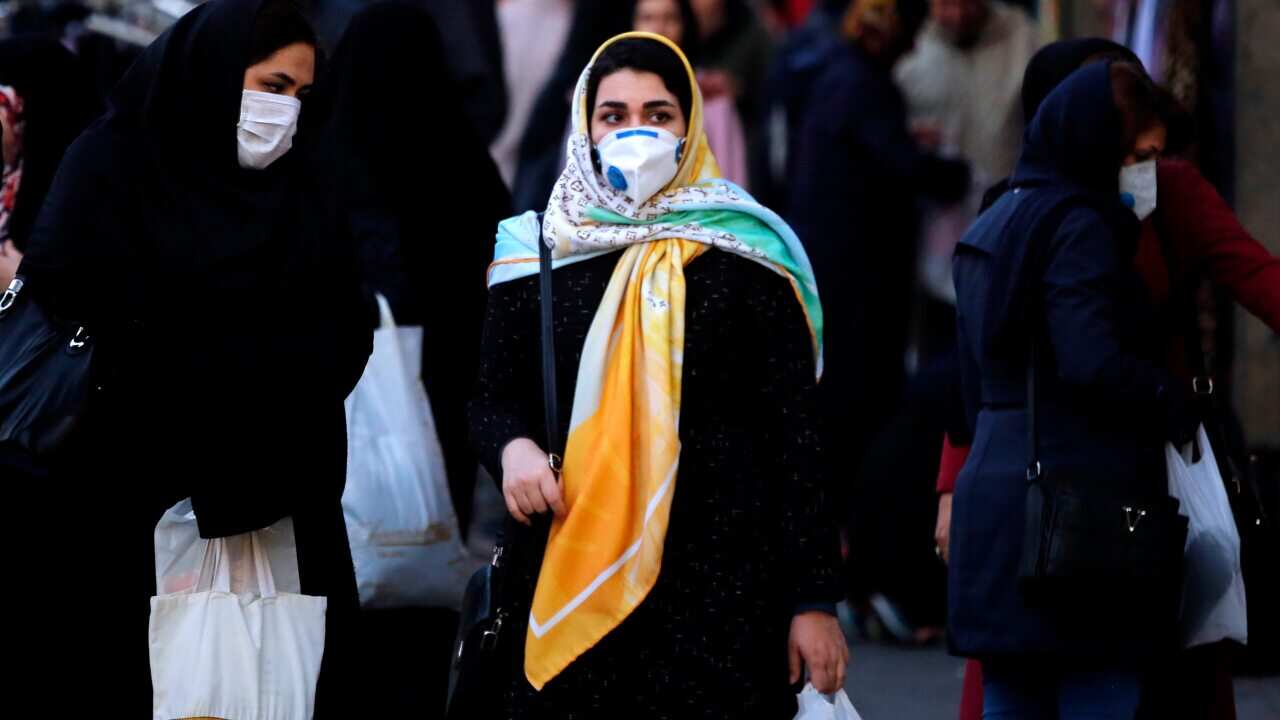 زنی در تهران که ماسک زده است.