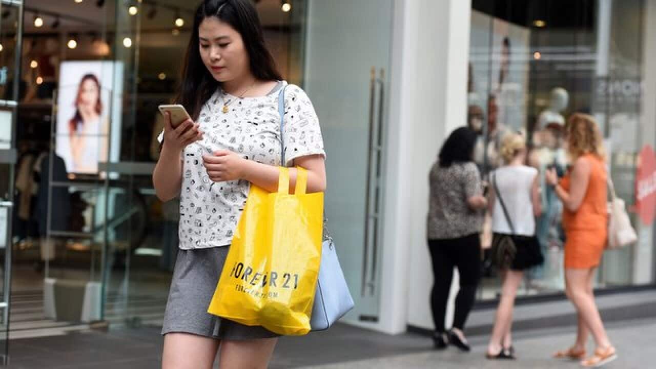 Shoppers walk through Queen Street mall in Brisbane. (AAP Image/Dan Peled)