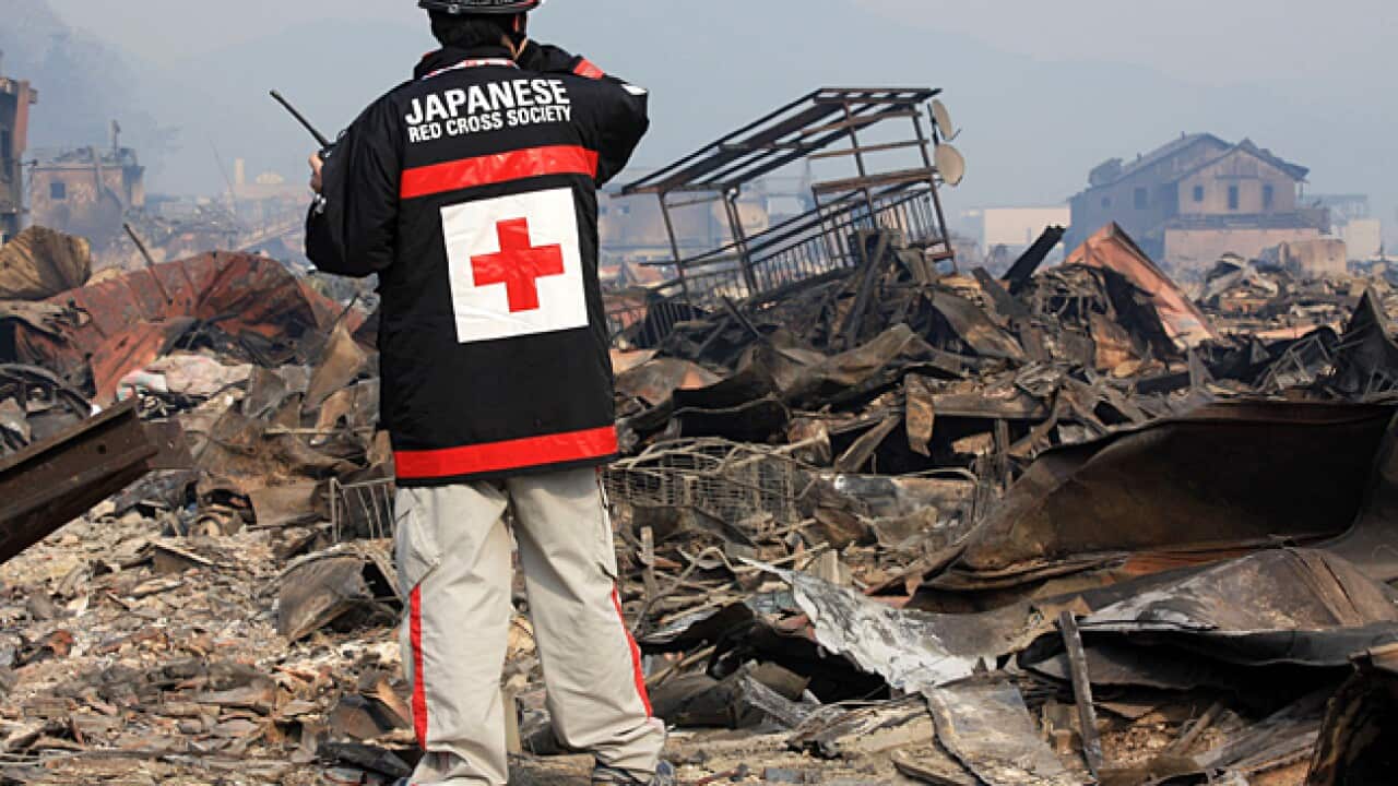 japan_quake_worker_L_1100317_aap_475972357
