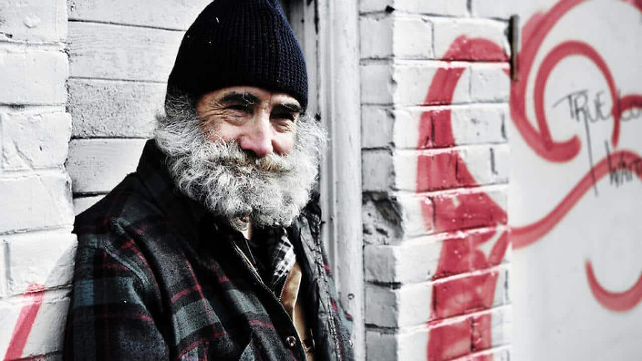 Hombre mayor sin hogar