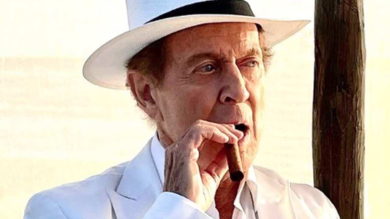 Nato ed Erba, in provincia di Como, il 27 maggio 1938, Memo Remigi si è affermato negli Anni Sessanta con brani come Io ti darò di più