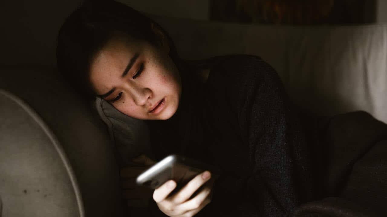 ผู้หญิงกำลังดูมือถือ