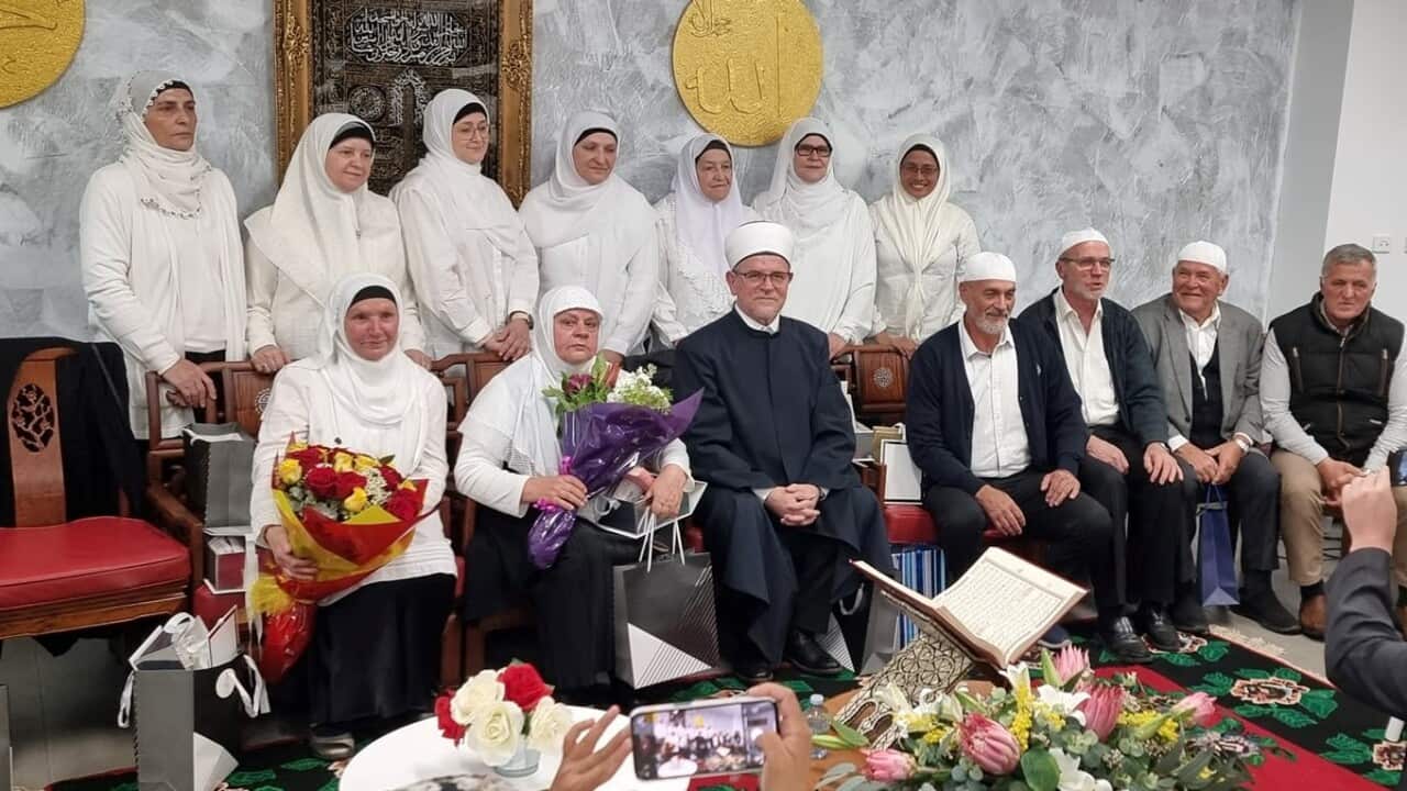Hafiz Halil Mehtić i svršenici vjerske nastave u džematu Deer Park, Melbourne (2).jpg