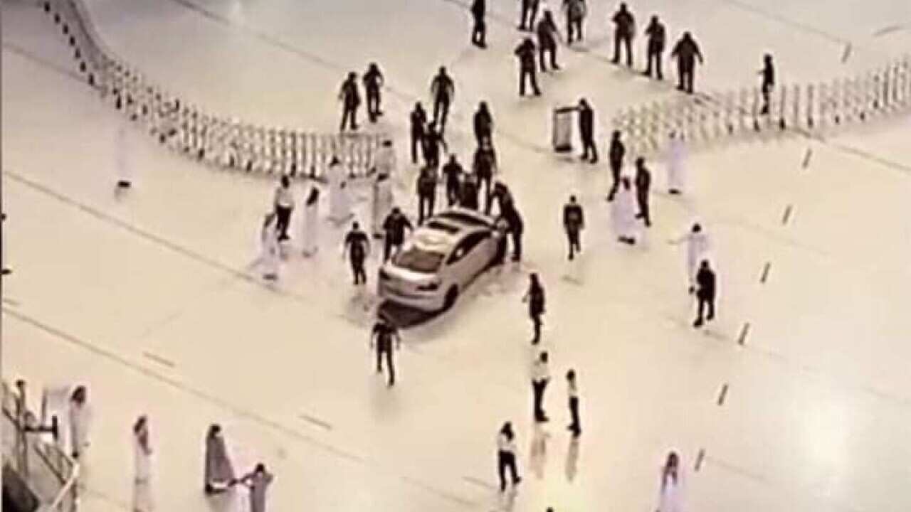 Driver rams car into gate of Mecca's Grand Mosque